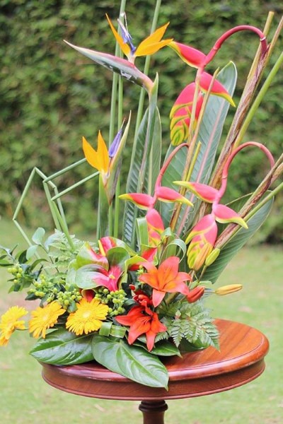 Arranjo floral tropical com heliconia rostrata
